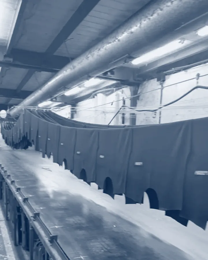 Remeras azul marino saliendo del túnel de secado