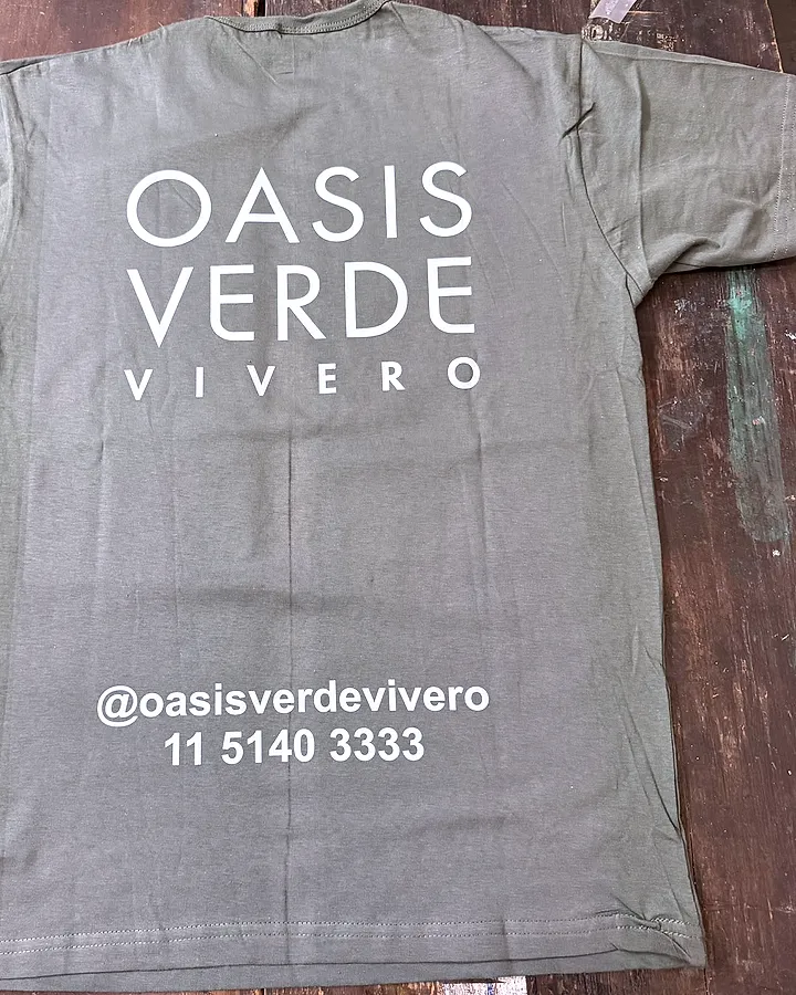 Remera verde con logo y datos en la espalda, serigrafía 1 color, vivero