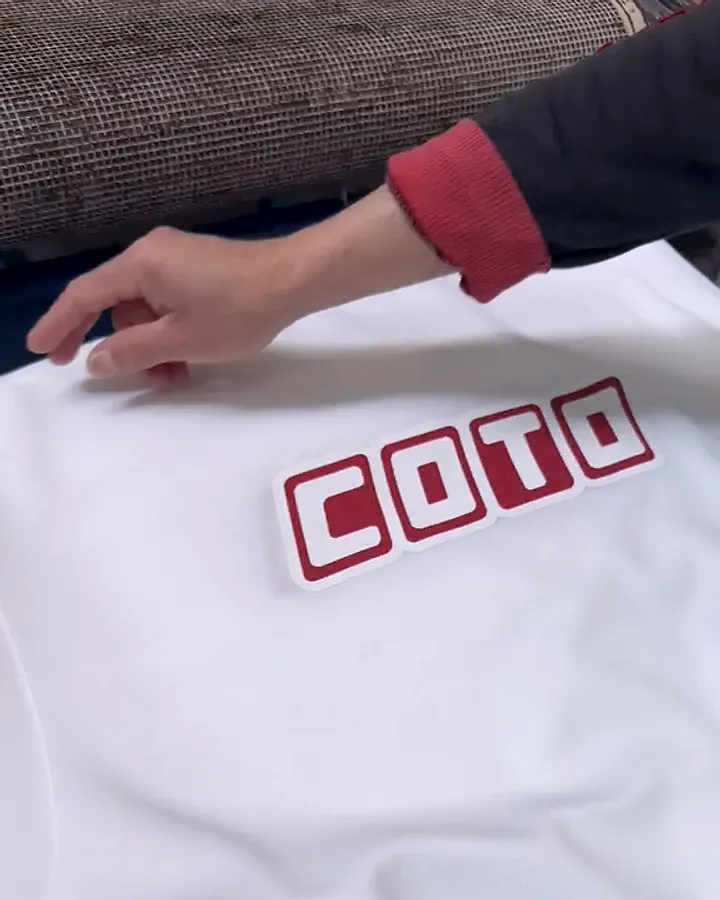 Remera blanca con logo rojo, serigrafía, empresa