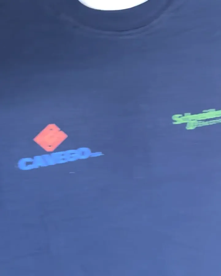 Remeras azul marino con logos en el pecho, serigrafía, empresa