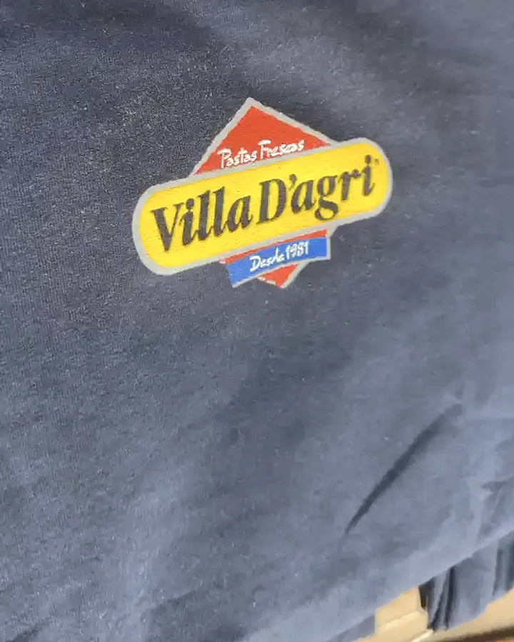 Remera gris con logo a varios colores, serigrafía, empresa de alimentos