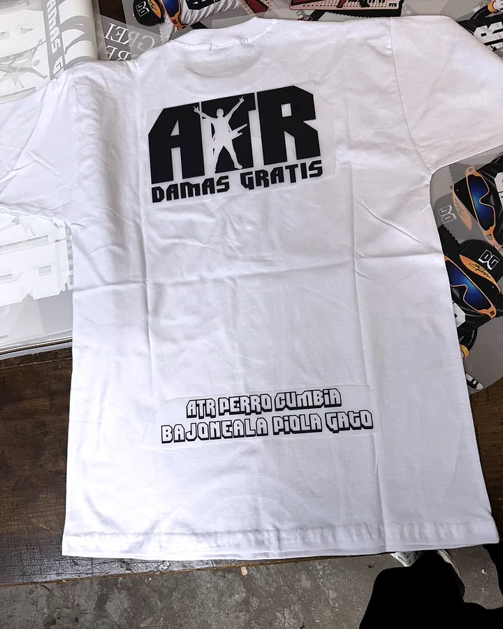 Remera blanca con diseño y frase en negro, DTF