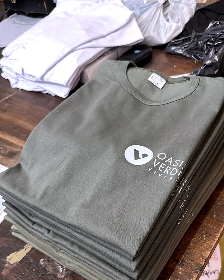 Remeras verdes con logo en el pecho, listas para entregar, vivero