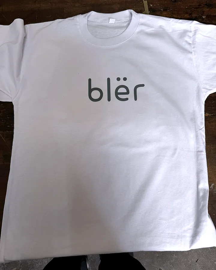 Remera blanca con logo en el pecho, DTF, marca