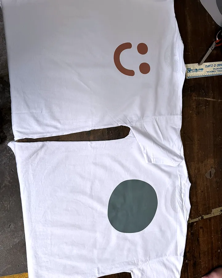 Remeras blancas con diseño en el frente y la espalda, DTF, marca