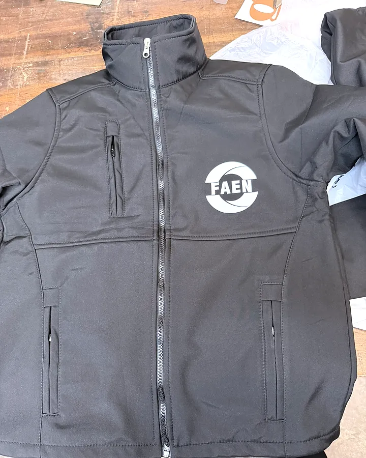 Campera softshell negra con logo en el pecho, DTF, empresa