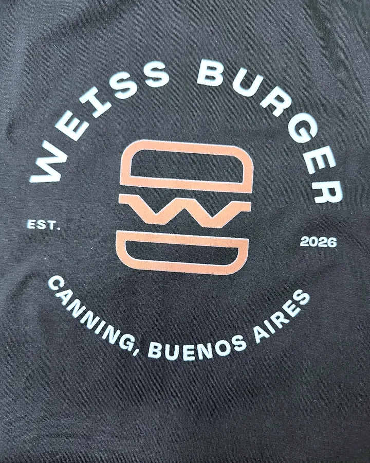 Remera negra con logo grande en la espalda, DTF, hamburguesería