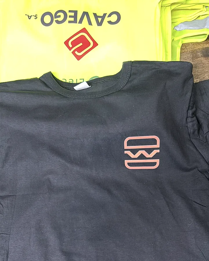 Remera negra con logo en el pecho, DTF, hamburguesería